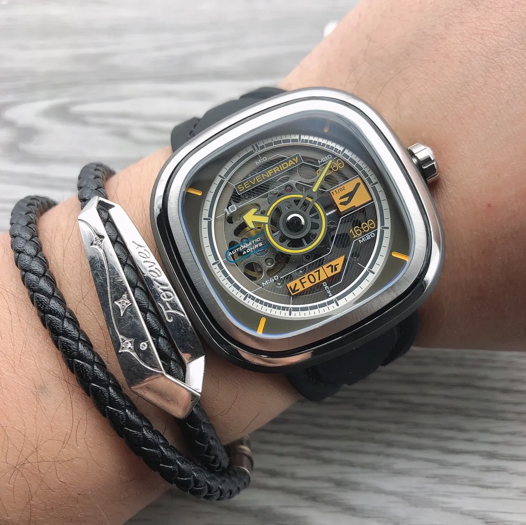 【Tmall Authentic Product】💰1760! Seven Friday's new T3/02 RUNWAY 07 is sold out and discontinued. Limited edition is available 🎮 Following the launch of S1/03 A.K.A «GATE 07», SEVENFRIDAY continues the travel theme and launches T3/02 A.K.A «RUNWAY 07»! • Taking the airport as the design concept, adding diverse and unique details to create a strong travel atmosphere. • «RUNWAY 07» is based on the T series watch, with airport logos and signage graphics added to the surface. «RUNWAY 07» is smaller, thinner and lighter than any other limited edition watch. • The face plate uses the same lenses as sunglasses, creating a transparent and gradient design language, combined with a hollow movement, bringing a new visual experience to the wearer. 🎮 The new T3/02 is equipped with Japanese NH70 movement, which guarantees the accuracy of travel time. Buy now and get an exclusive gift of T-series exclusive silicone strap or exclusive keychain. The quantity is extremely limited, while supplies last.